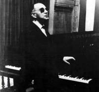 El músico Joaquín Rodrigo durante una conferencia-concierto celebrada en el Ateneo de Madrid dentro del ciclo "El Autor enjuicia su obra". Memoria 1962-1967 