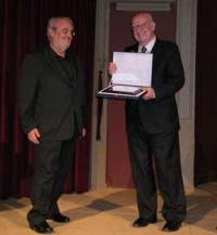 Gutiérrez Aragón entrega a José Luis Borau la medalla del Ateneo (12/5/2008)