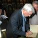 Mario Vargas Llosa con el Socio Bibliotecario del Ateneo de Madrid, don José Esteban