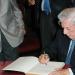 Mario Vargas Llosa firma en el Libro de Honor del Ateneo de Madrid