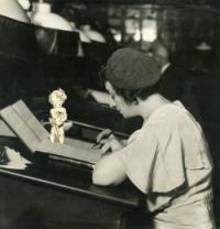 Cupido, con ojos vendados, reposa en el pupitre de una estudiante que frecuenta la biblioteca del Ateneo de Madrid -Fondos del Archivo General de la Administración