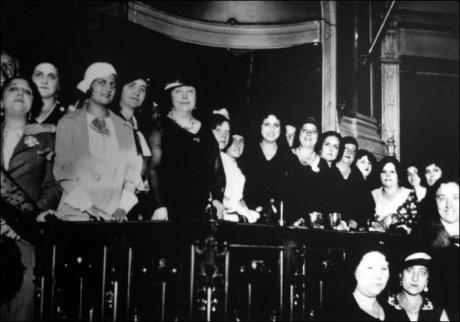 Carmen de Burgos y otras señoras que componen la Liga Internacional de Mujeres en el acto organizado por estas instituciones en el Ateneo de Madrid (4 /10/1931) en el Salón de Actos del  Ateneo. 