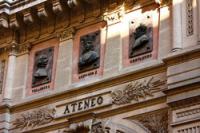 Cervantes en la Fachada del Ateneo de Madrid